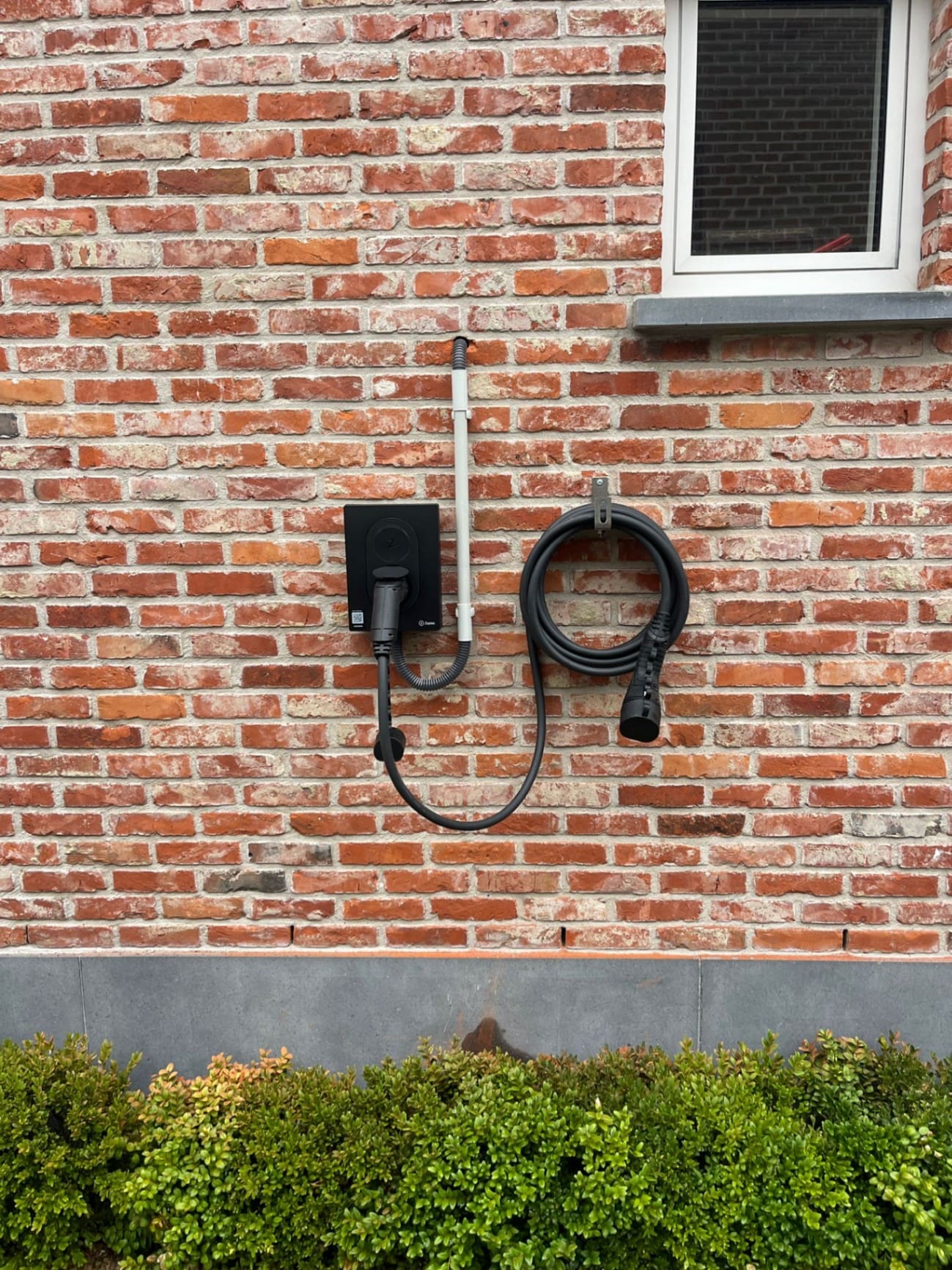 Wallbox laadpaal aan gevel