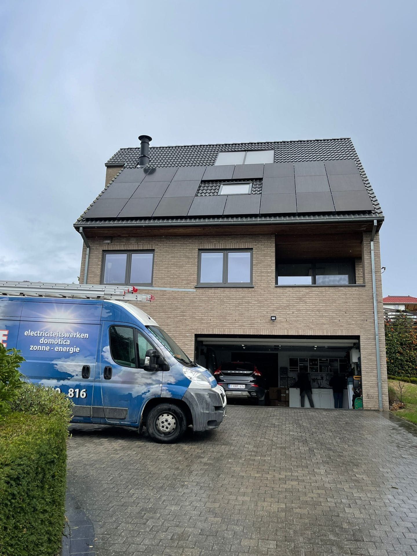 Zonnepanelen rond dakvensters